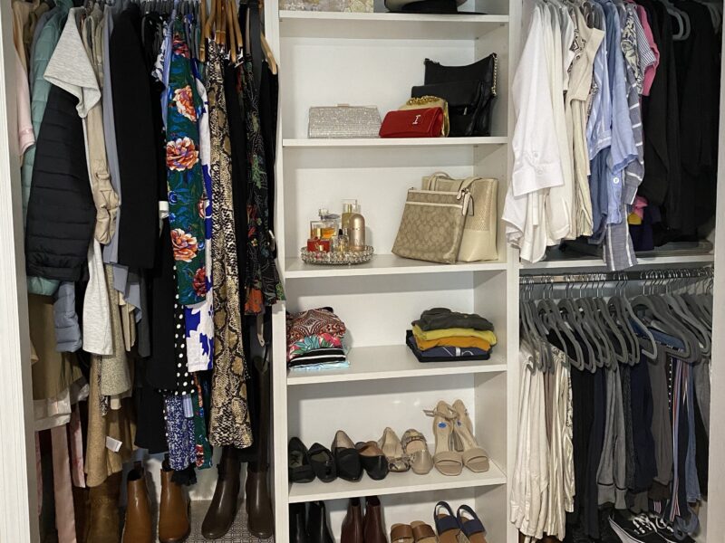 En los Master Closet descartamos, categorizamos, ordenamos y organizamos, consiguiendo así armonía en cada habitación, facilitándole el tiempo y la tranquilidad a mis clientes. El Closet es un espacio íntimo donde reflejamos nuestras emociones.