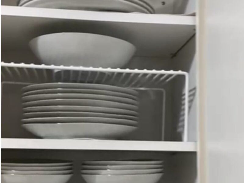 Organizar una cocina es ordenar diferentes espacios de la misma, con la finalidad de tener al alcance los utensilios que utilizamos en el día a día, como el refrigerador, despensa, entre otras, dándole tu toque personal.