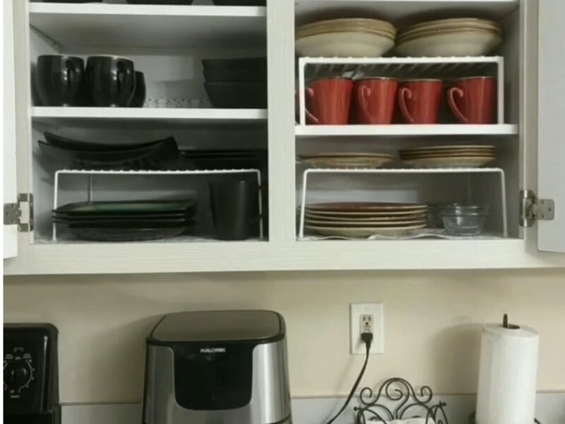 Organizar una cocina es ordenar diferentes espacios de la misma, con la finalidad de tener al alcance los utensilios que utilizamos en el día a día, como el refrigerador, despensa, entre otras, dándole tu toque personal.