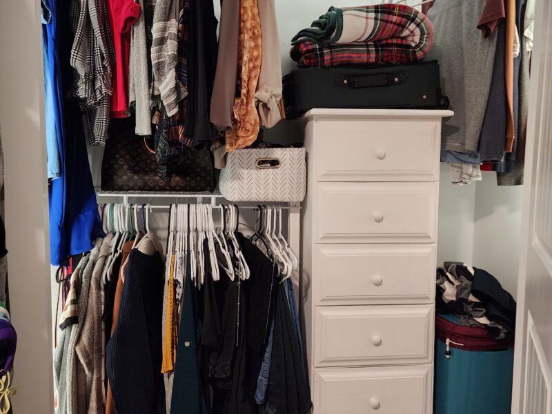 Closet organizado y ordenado con remodelación incluida la cual es un Valor xtra