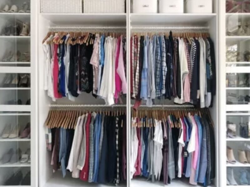 Para mi un closet ordenado es más que la sactifacion visual que te proporciona el momento de ver cada cosa en su lugar. Un closet correctamente ordenado proporcionará a tu día la mejor versión de ti.Esa que debemos perseguir cada día al despertar.