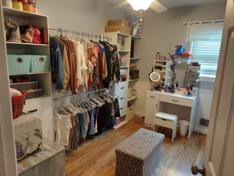 Un closet hermoso ordenado y funcional!