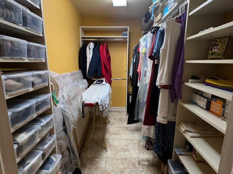 Empieza tu dia de la manera correcta con tu closet organizado y efectivo para tu ritmo de vida. Start your day the right way with an organized closet!