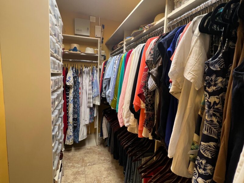 Empieza tu dia de la manera correcta con tu closet organizado y efectivo para tu ritmo de vida. Start your day the right way with an organized closet!