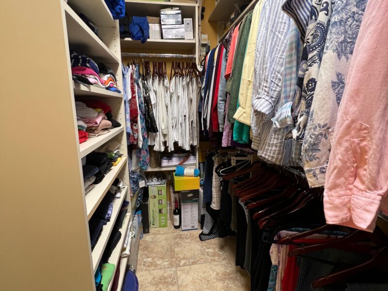 Empieza tu dia de la manera correcta con tu closet organizado y efectivo para tu ritmo de vida. Start your day the right way with an organized closet!