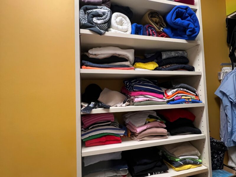 Empieza tu dia de la manera correcta con tu closet organizado y efectivo para tu ritmo de vida. Start your day the right way with an organized closet!