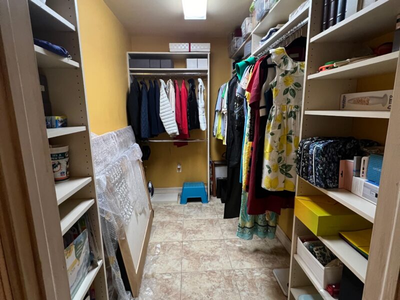 Empieza tu dia de la manera correcta con tu closet organizado y efectivo para tu ritmo de vida. Start your day the right way with an organized closet!