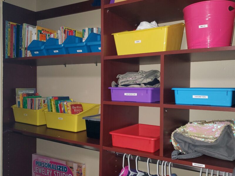 “Closets en Armonía: Ordena tu espacio, calma tu mente”