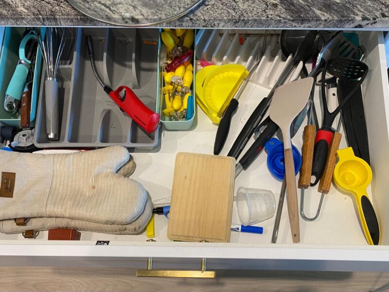 "Organized Kitchens, Connected Families" - "Cocinas organizadas, Familias Conectadas"