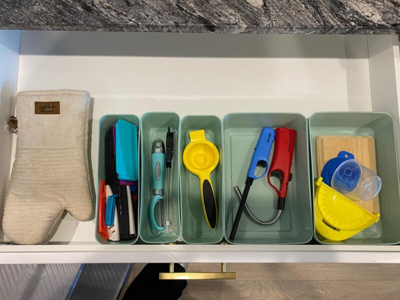 "Organized Kitchens, Connected Families" - "Cocinas organizadas, Familias Conectadas"