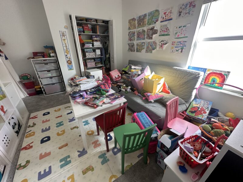 Orden de habitación de juegos de los niños.