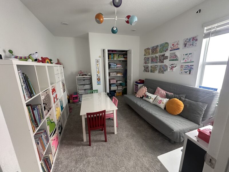 Orden de habitación de juegos de los niños.