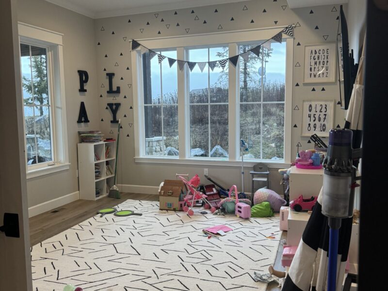 Toys everywhere, an environment that doesn't invite play! ...Juguetes por todas partes, un ambiente que no invita a jugar!