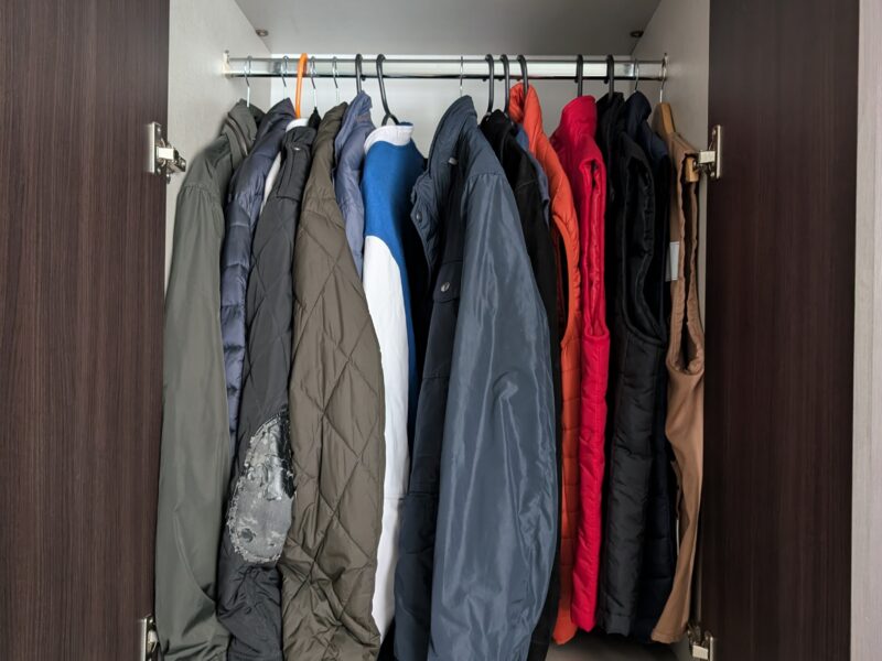 Redefine el lujo de tu espacio: un máster clóset organizado.