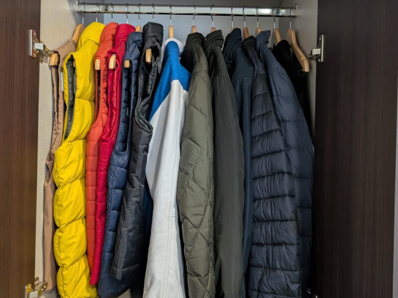 Redefine el lujo de tu espacio: un máster clóset organizado.