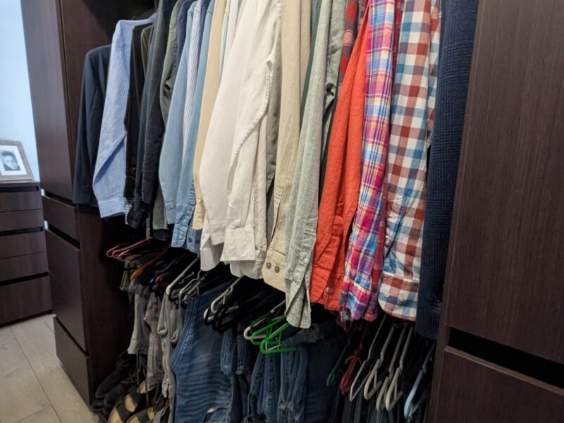 Redefine el lujo de tu espacio: un máster clóset organizado.