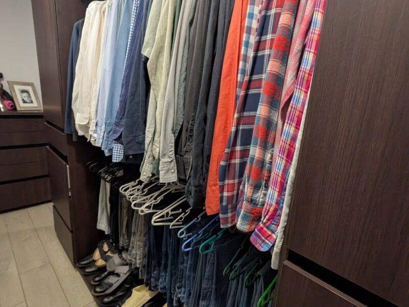 Redefine el lujo de tu espacio: un máster clóset organizado.